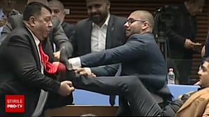 Bătaie în Parlamentul din Bulgaria în timpul dezbaterii bugetului de stat. Acuzații dure. VIDEO șocant