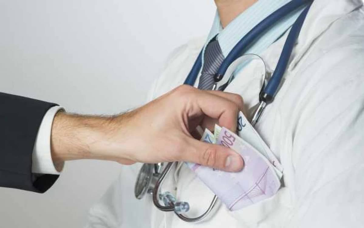 Medic reținut pentru luare de mită Foto: Shutterstock