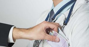 Medic reținut pentru șpaga primită de la un pacient. Cât i-a cerut pentru eliberarea unui document