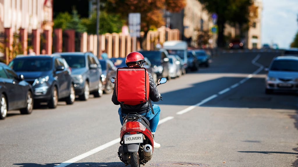 Un bărbat s-a deghizat în livrator de mâncare şi a intrat într-o locuinţă din Cluj-Napoca. Ce a urmat