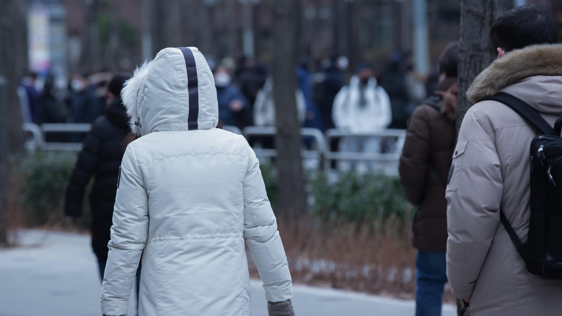 oameni pe strada, frig