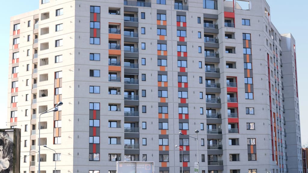 Comerțul și imobiliarele o iau razna în 2026: Managerii anunță creșteri de prețuri și concedieri