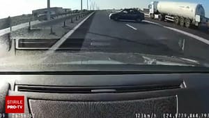 Manevră sinucigașă pe A1. Șofer de 64 de ani, lovit în plin după ce a întors brusc pe autostradă
