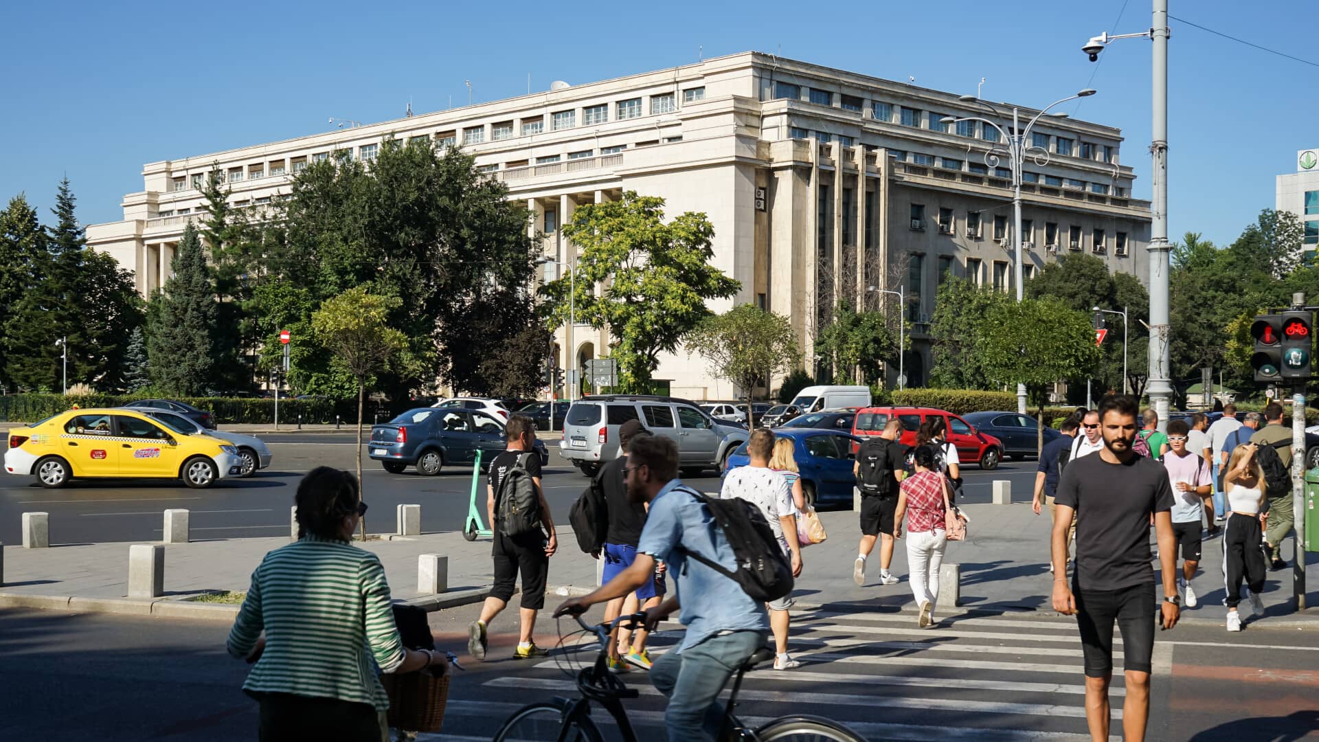 oameni pe strada, bucuresti, palatul victoria