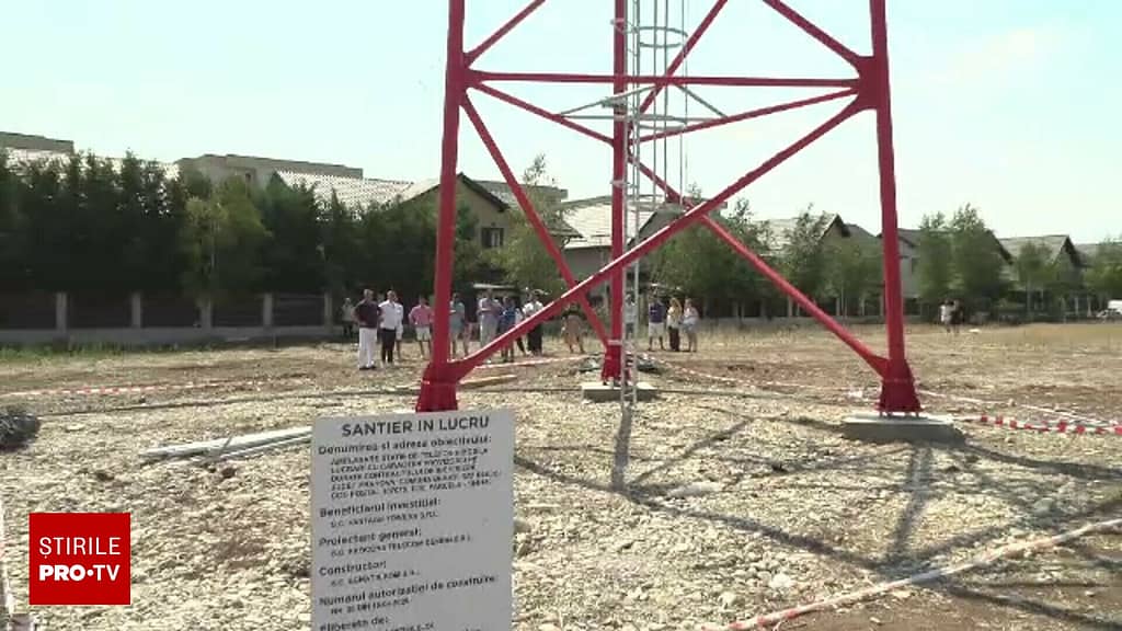 Revoltă într-o comună din Prahova unde a fost montată o antenă 5G, lângă case. „Nu știu dacă radiază sau nu, nu avem nevoie”