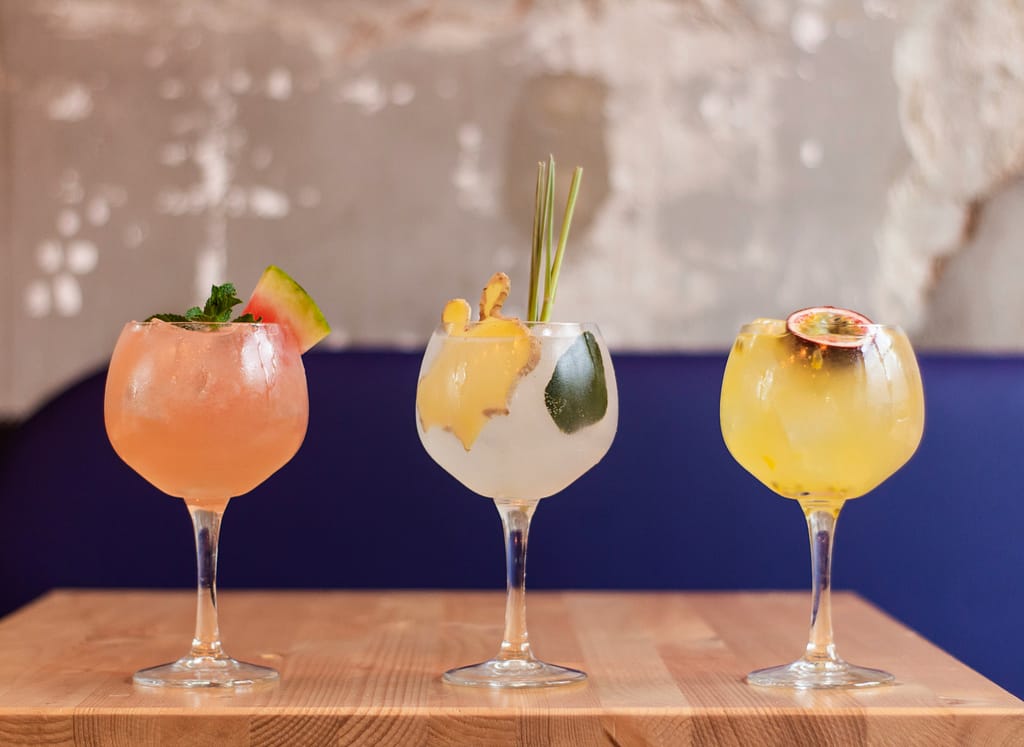 Răsfață-te cu o băutură rece de Sfânta Maria. Două rețete de cocktailuri delicioase, cu și fără alcool, perfecte pentru weekendul prelungit