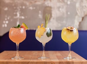 Răsfață-te cu o băutură rece de Sfânta Maria. Două rețete de cocktailuri delicioase, cu și fără alcool, perfecte pentru weekendul prelungit