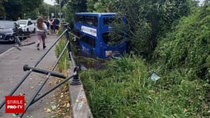 Momentul în care mai mulți elevi au strigat „o să murim” înainte ca autobuzul să se prăbușească într-un râu. VIDEO