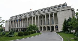 Protest înainte de ședința în care Bolojan vrea să taie sporurile. Angajații Guvernului au ieșit în stradă