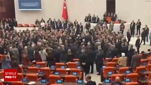 Încăierare violentă în Parlamentul turc la adoptarea bugetului pe 2026, între deputaţi la putere şi în opoziţie. VIDEO