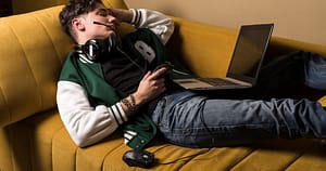 Răutatea în online, noua regulă de socializare. De ce, din spatele tastaturii, alegem atacul în locul dialogului