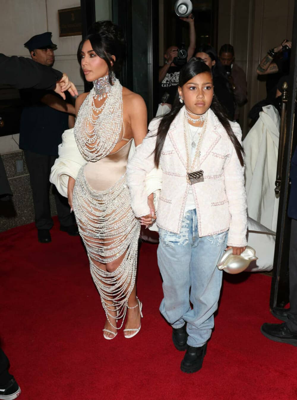 Kim Kardashian și fiica ei North West au atras toate privirile la Roma. Ținuta excentrică a adolescentei de 12 ani. FOTO - Imaginea 13