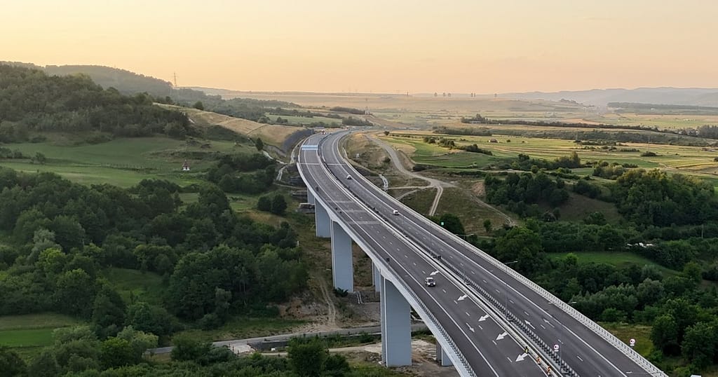 Autostrăzile ocolesc aproape jumătate din județele României. Harta „zonelor defavorizate” de infrastructură rutieră