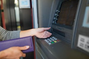 Plită fierbinte pe masa noului președinte: Decalajul salariilor nete dintre stat și privat a crescut puternic, după 3 ani de scădere. Salariile nete la stat – mai mari al 9-lea an la rând