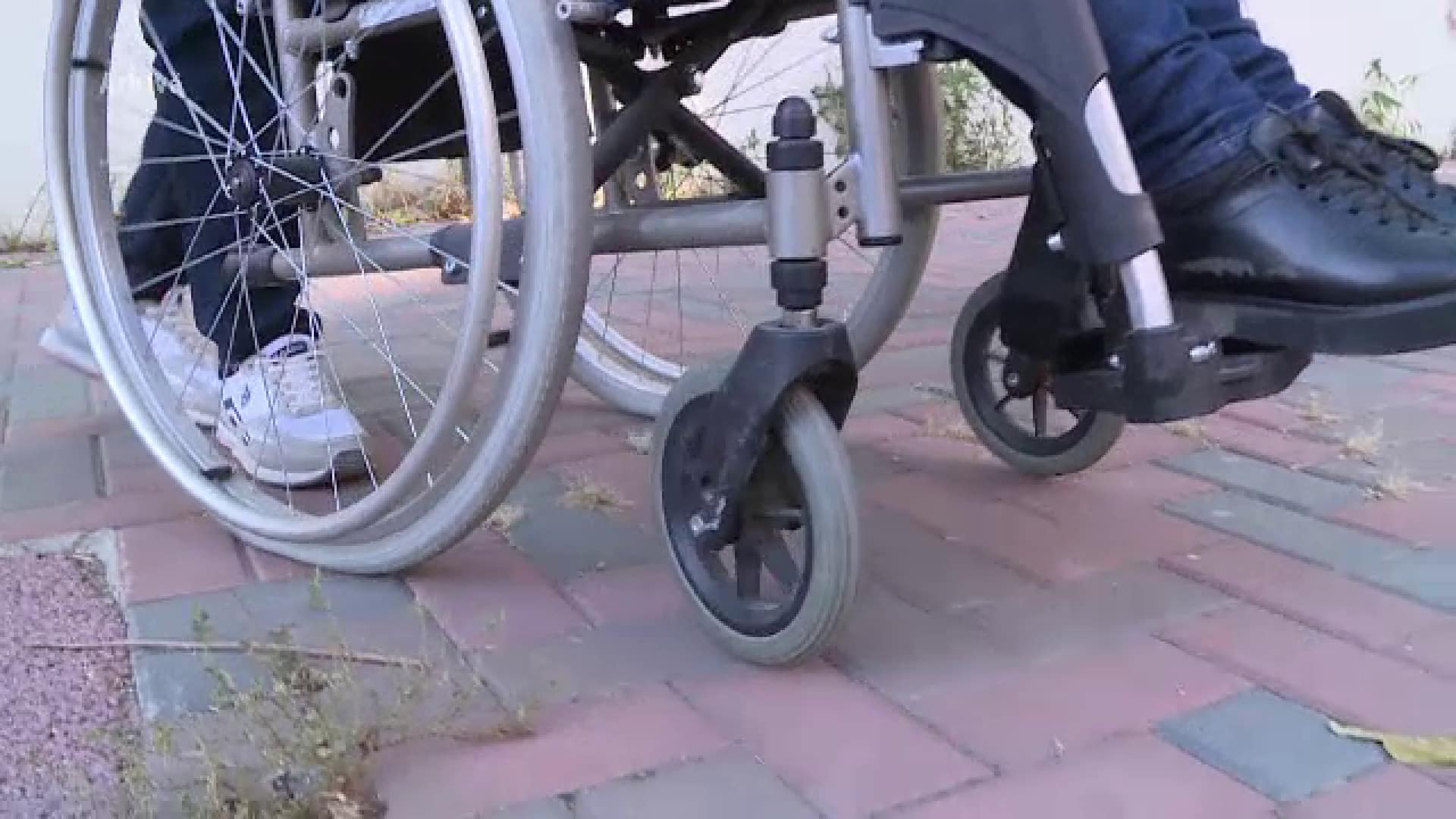 persoane dizabilitati carucior