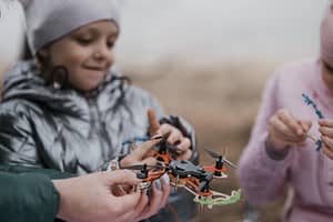 Lituania deschide școli unde copiii învață să opereze drone
