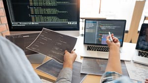 Șeful Microsoft spune că aproape 30% dintre liniile de cod din produsele companiei sunt scrise de AI