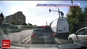 VIDEO cu momentul în care un tramvai și un autobuz s-au ciocnit în București. 11 călători răniți, unul are plăgi tăiate