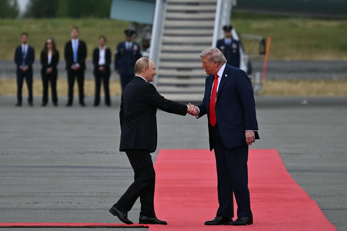 Donald Trump,mai mult decât prietenos cu Vladimir Putin, în Alaska. FOTO: AFP