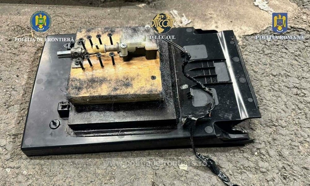 Un bărbat a fost arestat după ce polițiștii de frontieră de la Nădlac au descoperit ce ascundea în mașină. FOTO - Imaginea 8