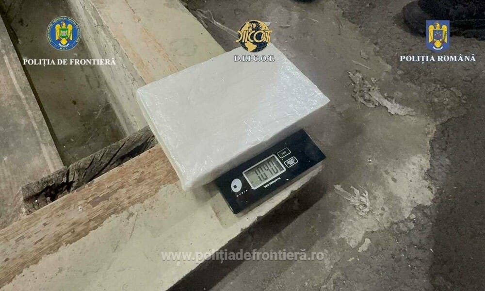 Un bărbat a fost arestat după ce polițiștii de frontieră de la Nădlac au descoperit ce ascundea în mașină. FOTO - Imaginea 5