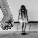 Minoră de 13 ani, violată de un vecin. Bărbatul o invitase să-i dea un pahar cu apă