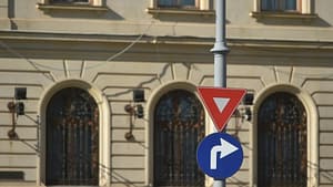 Cum au apărut indicatoarele rutiere: le folosim zilnic, dar puțini le cunosc istoria