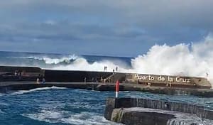 VIDEO Trei oameni au murit în faimoasa insulă Tenerife din cauza valurilor uriașe. Dezastru în Puerto de la Cruz