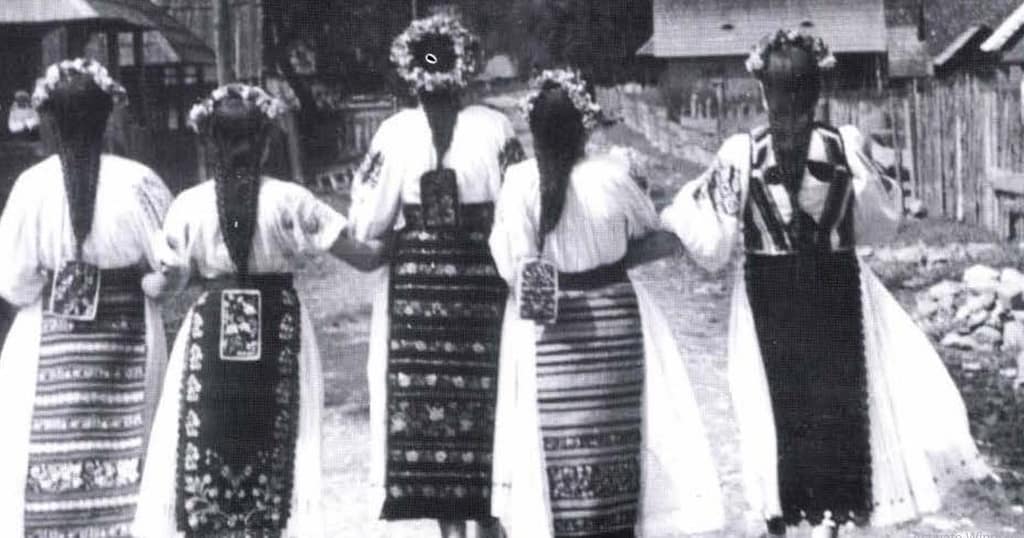 Cum să-ți faci părul ca o româncă autentică. Pieptănăturile și împletiturile tradiționale românești și balsamul neaoș pentru un păr lucios