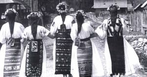 Cum să-ți faci părul ca o româncă autentică. Pieptănăturile și împletiturile tradiționale românești și balsamul neaoș pentru un păr lucios