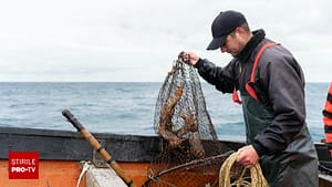 ”Nu am mai văzut niciodată așa ceva”. Un pescar de 26 de ani a prins un pește-canar de peste 4,6 kilograme