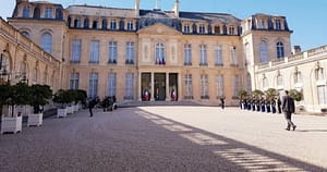 Trei bărbați, trimiși în judecată după ce tacâmuri de argint de zeci de mii de euro au fost furate de la Palatul Élysée