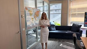 Alegeri prezidențiale 2025. Reportaj cu Regele Lear: Exit-poll-urile așteptate în singurătate de Elena Lasconi, candidata care a luat 1,7 milioane de voturi acum 5 luni
