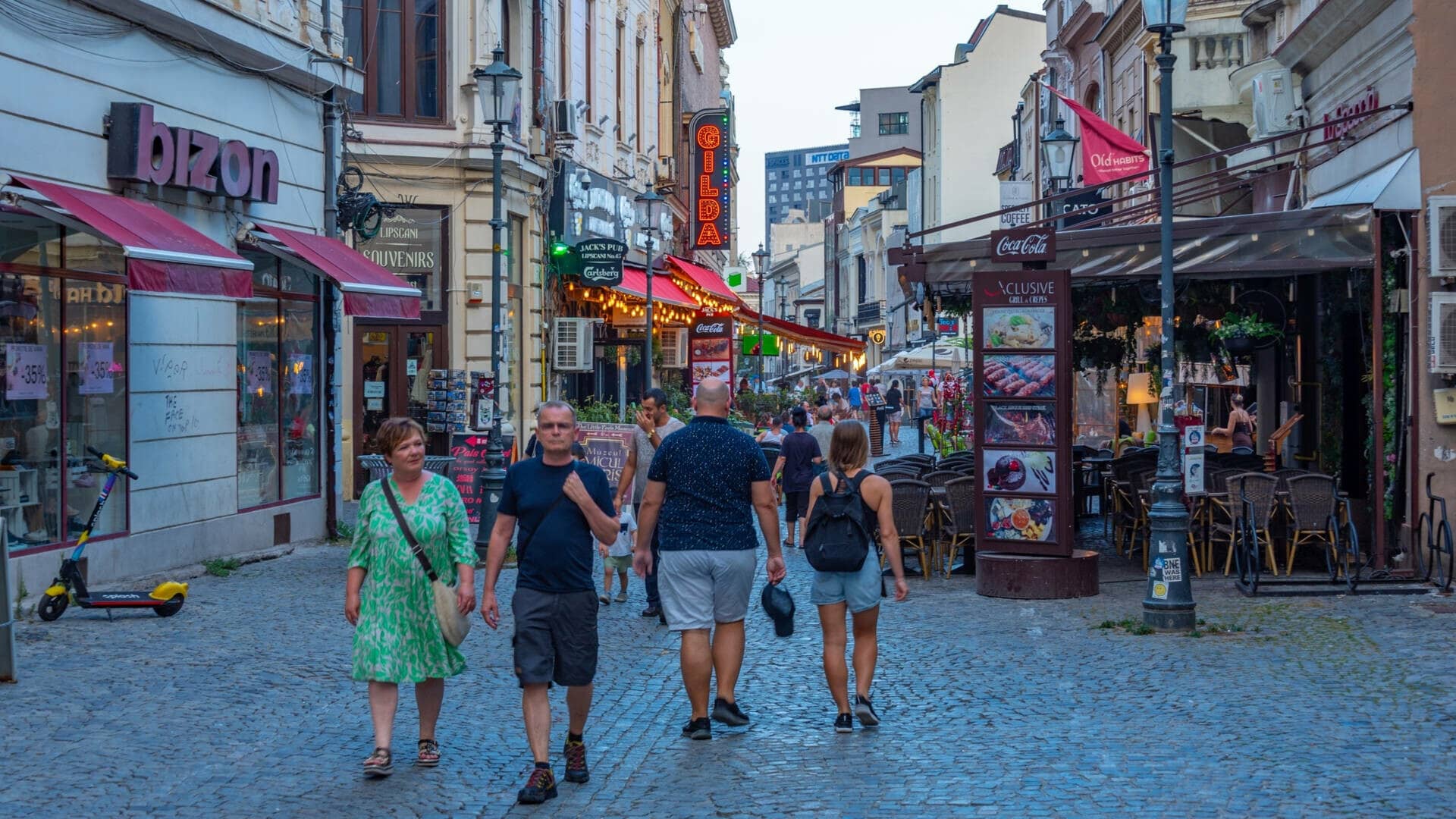 oameni pe strada