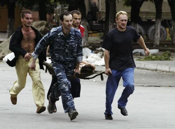 Un elev rănit la școala din Beslan este transportat la spital FOTO: Arhivă