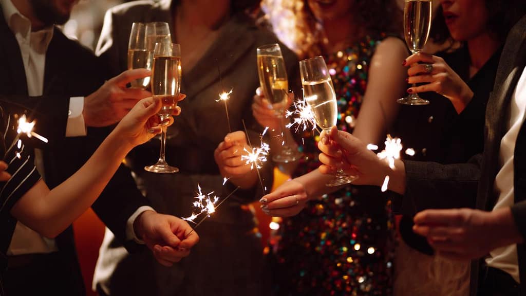 Unde petrec românii Revelionul 2026. Mai sunt destinații disponibile pentru cei care se hotărăsc pe ultima sută de metri