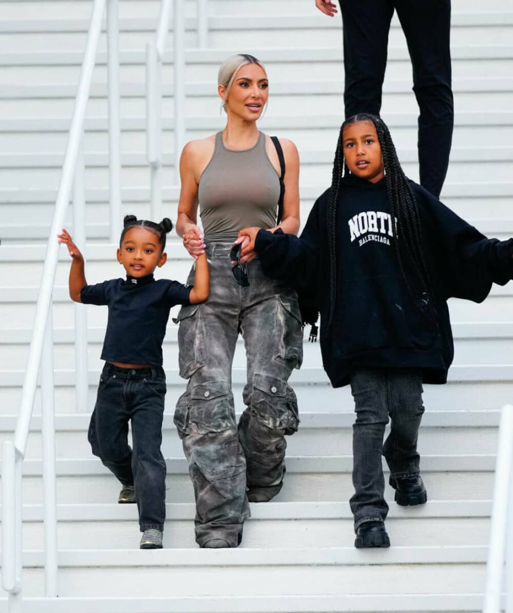 Kim Kardashian și fiica ei North West au atras toate privirile la Roma. Ținuta excentrică a adolescentei de 12 ani. FOTO - Imaginea 10