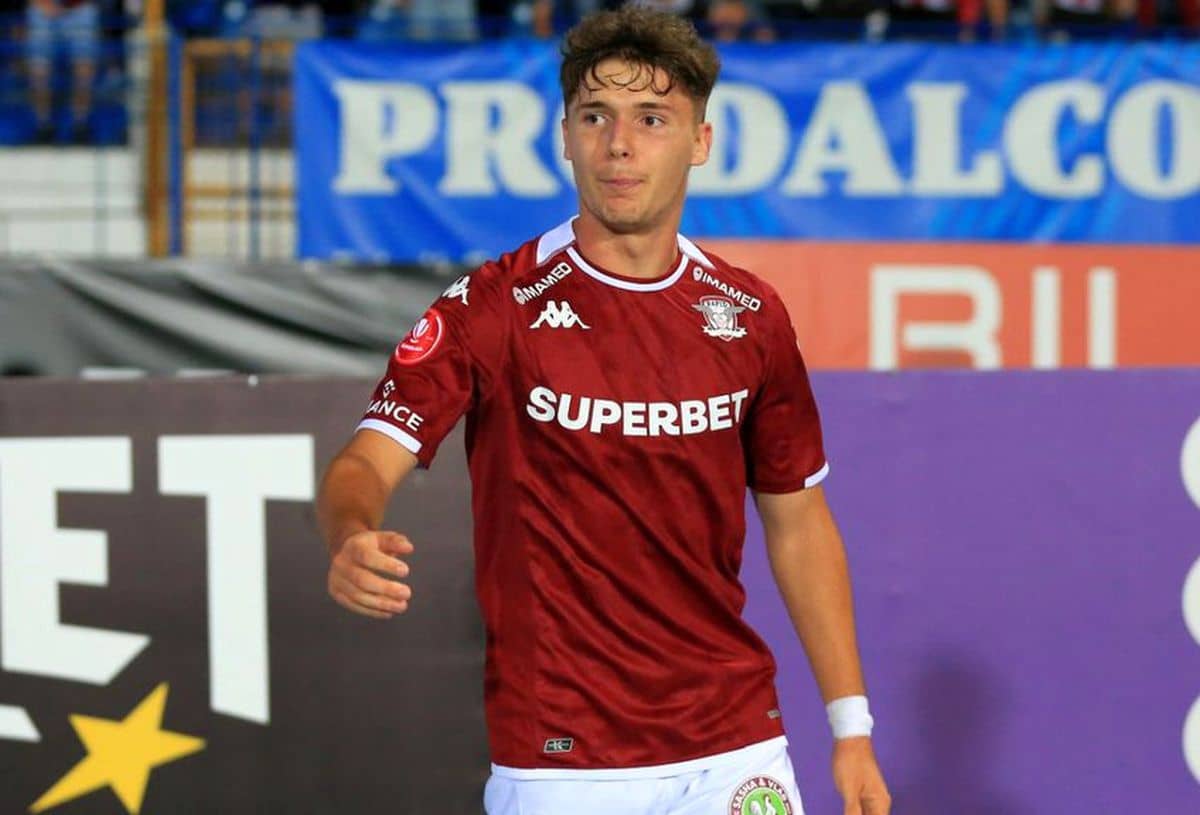 În timp ce achizițiile întârzie, Rapid negociază cedarea lui Rareș Pop în Superliga