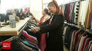 Prețurile mai mici, dar și povestea din spate îi împinge pe tineri să aleagă tot mai des hainele de tip second-hand