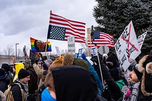 Interviu cu un român care trăiește de 20 de ani în Minnesota, unde Trump a spus că poate trimite armata. „Soluția pentru când vine întunericul? Încercăm să ne educăm copiii cu drag de oameni”