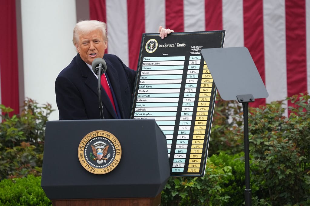 „Bani mulți vor începe să intre pe 1 august”. Donald Trump spune că nu va da înapoi cu tarifele și a anunțat o taxă nouă