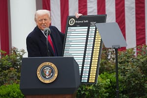 „Bani mulți vor începe să intre pe 1 august”. Donald Trump spune că nu va da înapoi cu tarifele și a anunțat o taxă nouă