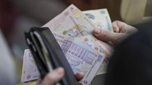 Când intră pensiile pe card în ianuarie 2026. Vești proaste pentru milioane de vârstnici