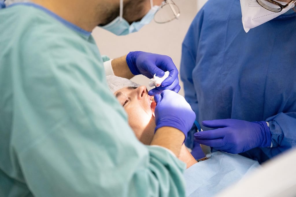 Un fals dentist a făcut zeci de intervenții stomatologice complicate, folosindu-se doar de tutoriale de pe Internet