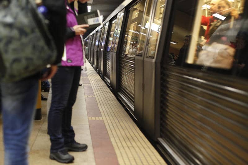 Incendiu la metrou, în București, circulație pe un singur fir. Mai multe persoane evacuate, ca măsură de precauție. Pompierii au intervenit