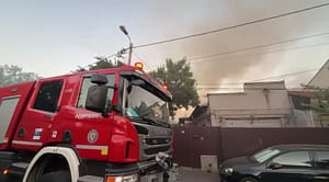 Incendiu puternic în sectorul 2, București: Flăcările s-au extins la patru case