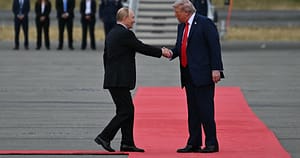Moscova jubilează, Occidentul se revoltă: „Trump întinde covorul roșu pentru un criminal de război. Pe pământ american”