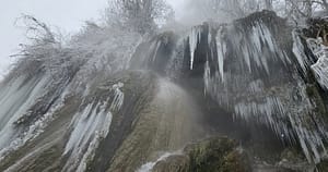 Cascada din România care fumegă în timpul iernii. Fenomenul uimitor întâlnit în zilele geroase