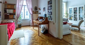 Întrebarea care îi macină pe români: cum îți poți permite să-ți cumperi apartament și mașină într-un oraș mare?