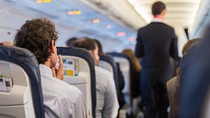 Companiile aeriene care vor introduce amenzi pentru pasagerii care se ridică înainte ca avionul să oprească complet